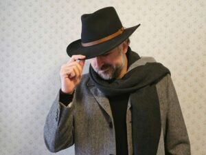 pablo-sombrero-mirando-abajo-2025